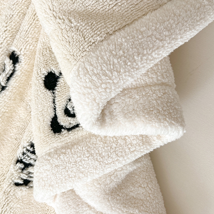 91家纺网 家纺一手货源 找家纺 可恩欣 2025新款舒棉绒提花双层毛毯-留白-羽墨小熊猫