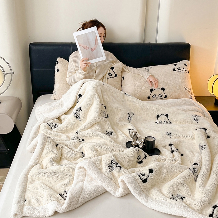 91家纺网 家纺一手货源 找家纺 可恩欣 2025新款舒棉绒提花双层毛毯-留白-羽墨小熊猫