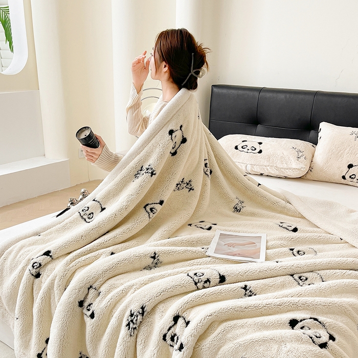 91家纺网 家纺一手货源 找家纺 可恩欣 2025新款舒棉绒提花双层毛毯-留白-羽墨小熊猫