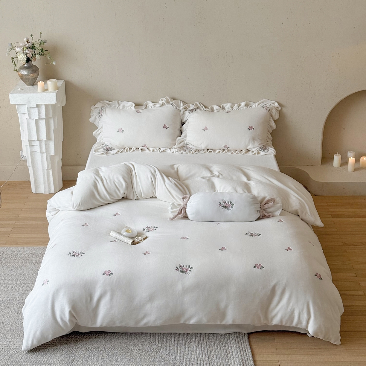 91家纺网 家纺一手货源 找家纺 鹿班家居 2025新款冬季高克重牛奶绒刺绣系列四件套-樱花拾雪（标准会员-10元） 白色