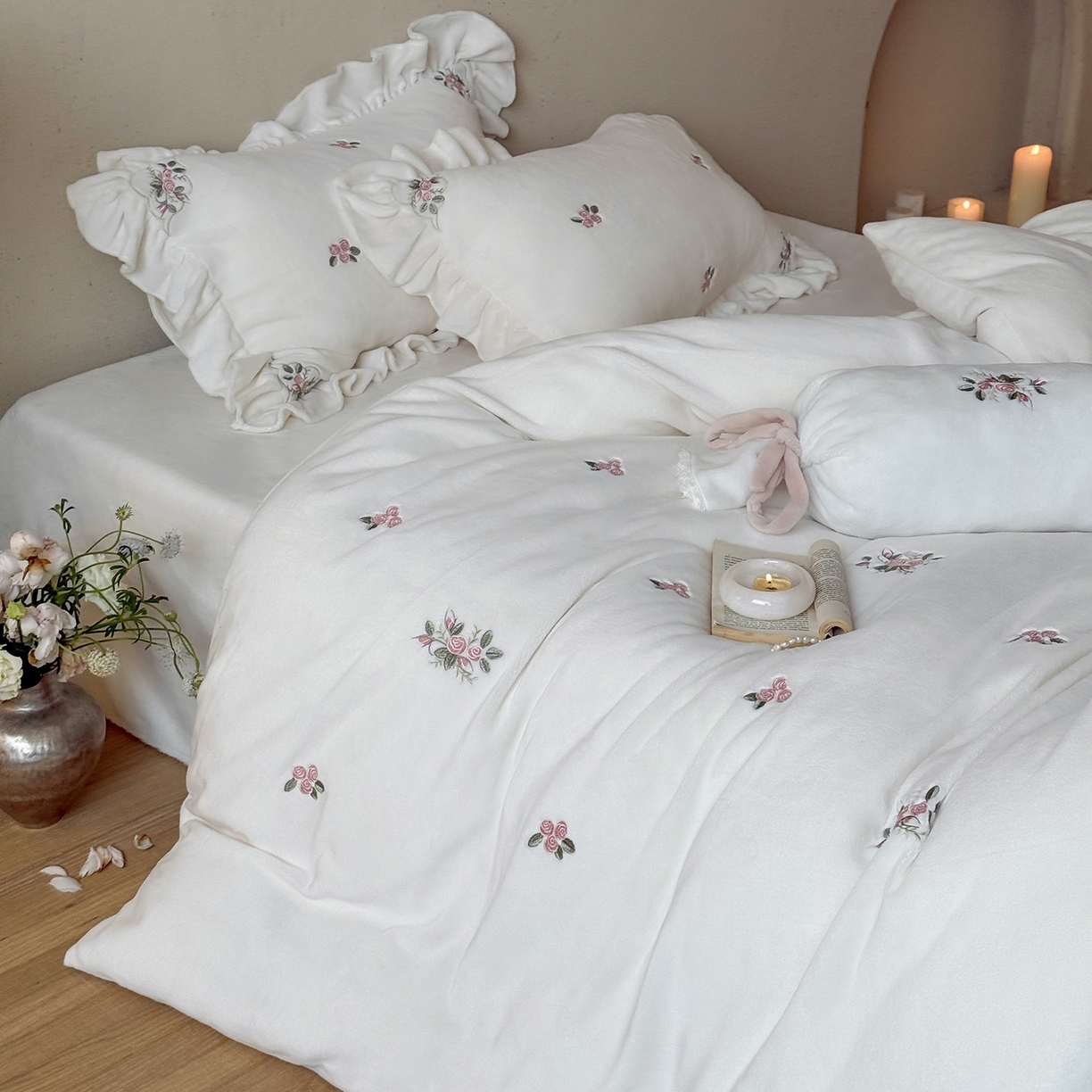 91家纺网 家纺一手货源 找家纺 鹿班家居 2025新款冬季高克重牛奶绒刺绣系列四件套-樱花拾雪（标准会员-10元） 白色