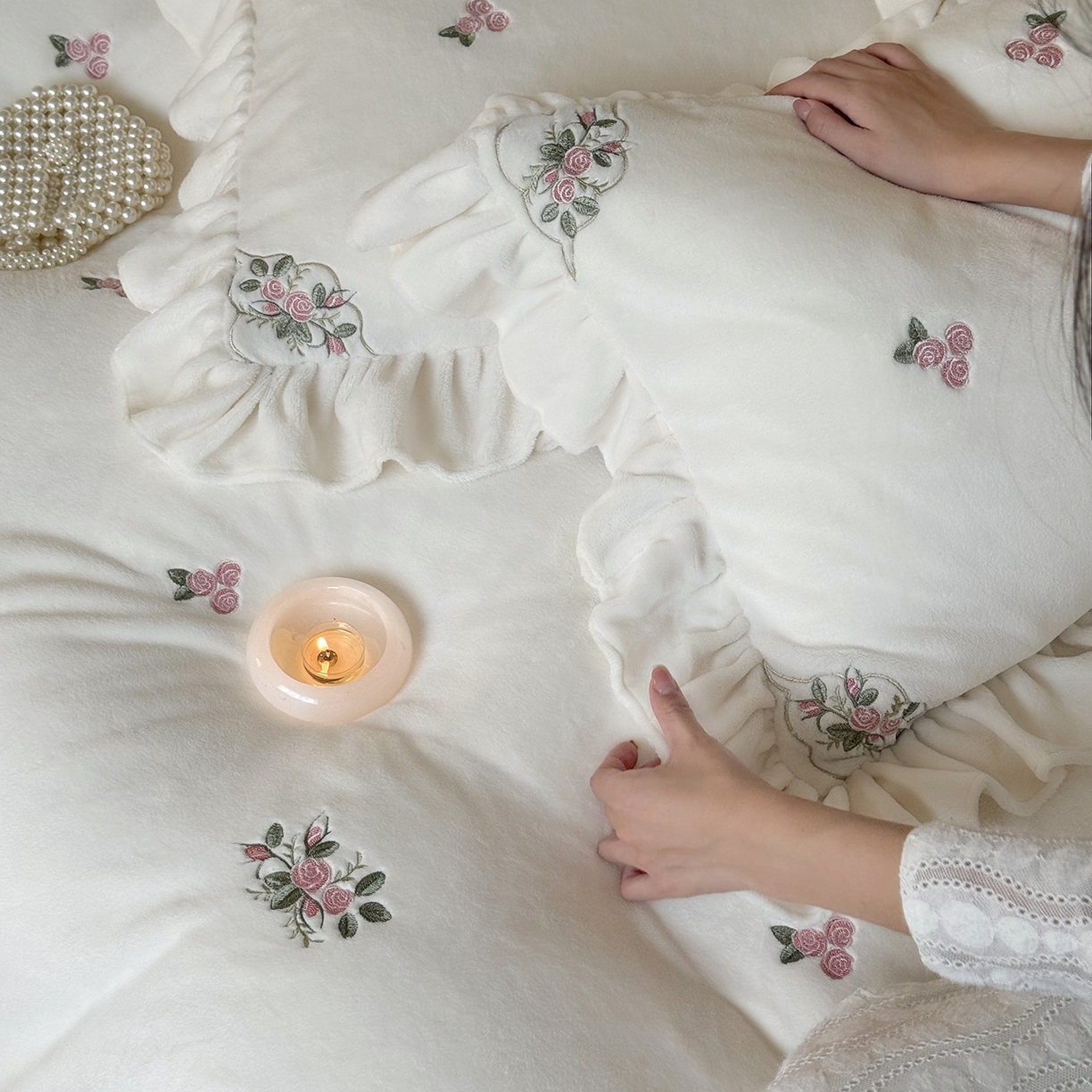 91家纺网 家纺一手货源 找家纺 鹿班家居 2025新款冬季高克重牛奶绒刺绣系列四件套-樱花拾雪（标准会员-10元） 白色