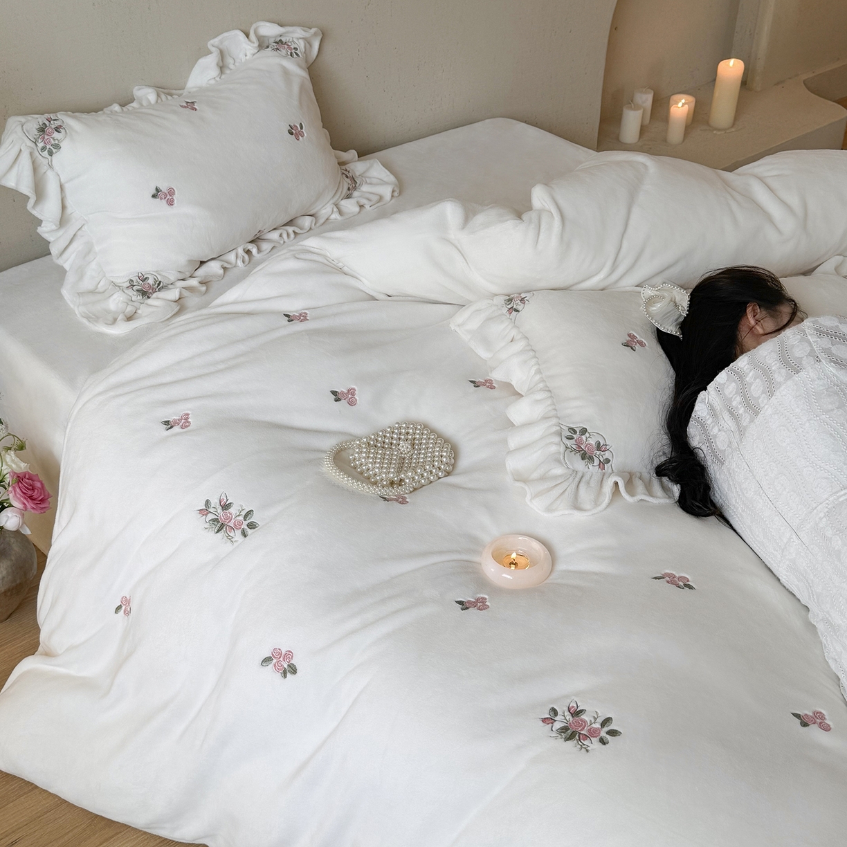 91家纺网 家纺一手货源 找家纺 鹿班家居 2025新款冬季高克重牛奶绒刺绣系列四件套-樱花拾雪（标准会员-10元） 白色