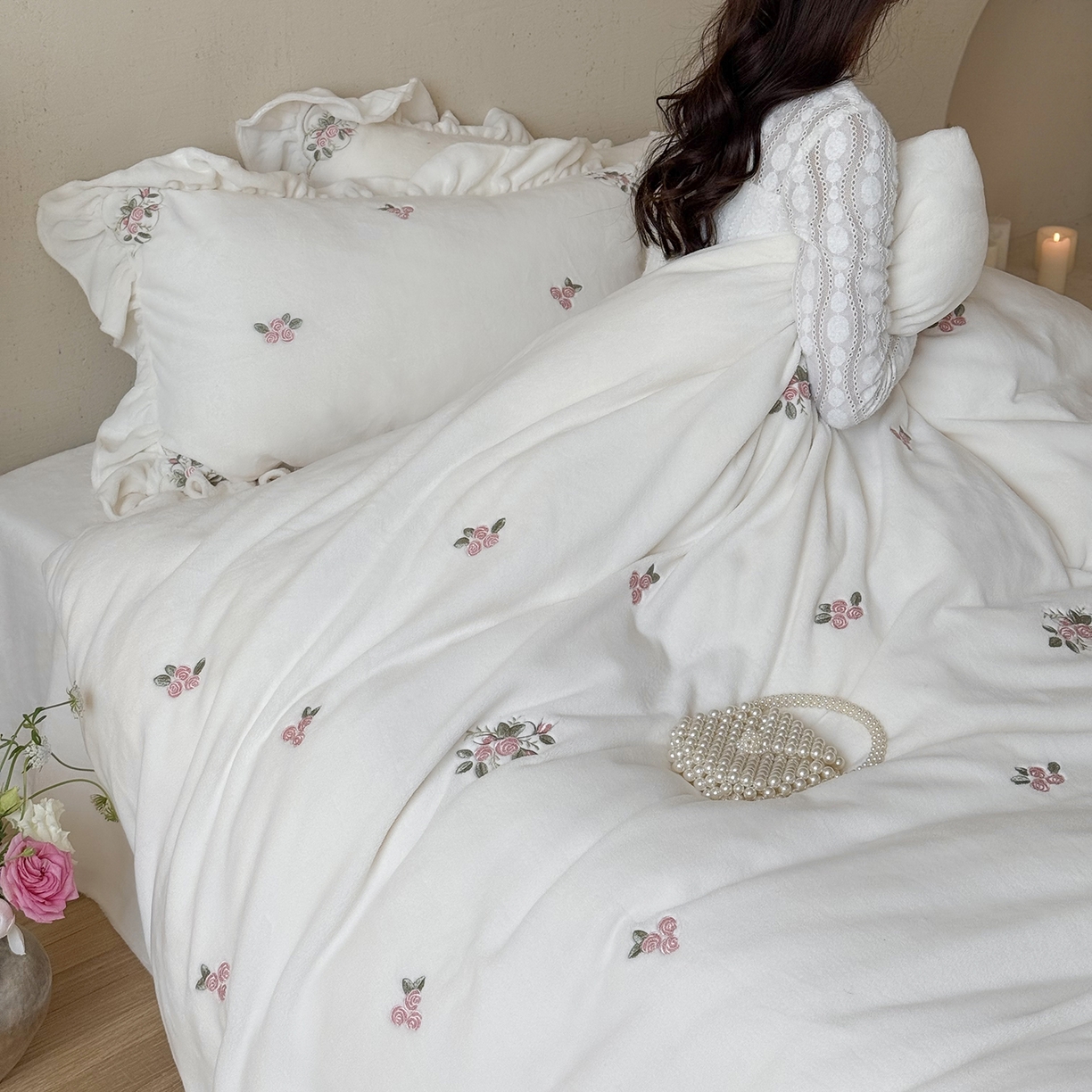 91家纺网 家纺一手货源 找家纺 鹿班家居 2025新款冬季高克重牛奶绒刺绣系列四件套-樱花拾雪（标准会员-10元） 白色