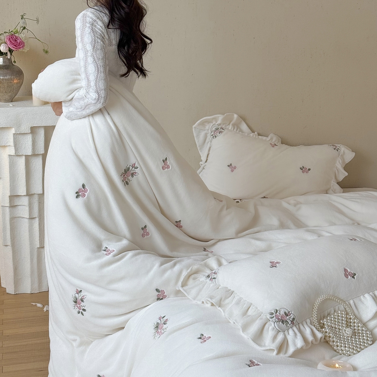 91家纺网 家纺一手货源 找家纺 鹿班家居 2025新款冬季高克重牛奶绒刺绣系列四件套-樱花拾雪（标准会员-10元） 白色