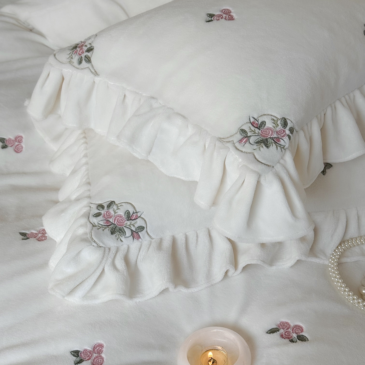 91家纺网 家纺一手货源 找家纺 鹿班家居 2025新款冬季高克重牛奶绒刺绣系列四件套-樱花拾雪（标准会员-10元） 白色