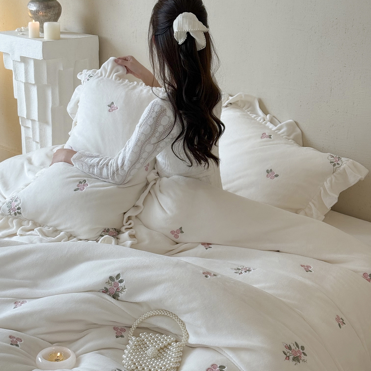 91家纺网 家纺一手货源 找家纺 鹿班家居 2025新款冬季高克重牛奶绒刺绣系列四件套-樱花拾雪（标准会员-10元） 白色