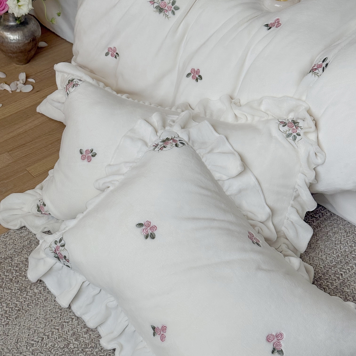 91家纺网 家纺一手货源 找家纺 鹿班家居 2025新款冬季高克重牛奶绒刺绣系列四件套-樱花拾雪（标准会员-10元） 白色