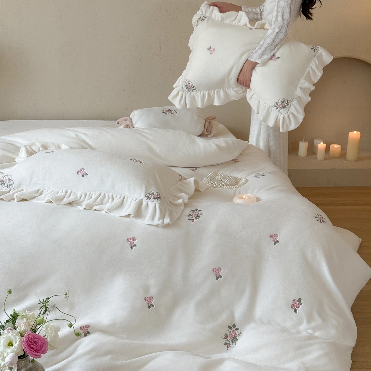 91家纺网 家纺一手货源 找家纺 鹿班家居 2025新款冬季高克重牛奶绒刺绣系列四件套-樱花拾雪（标准会员-10元） 白色