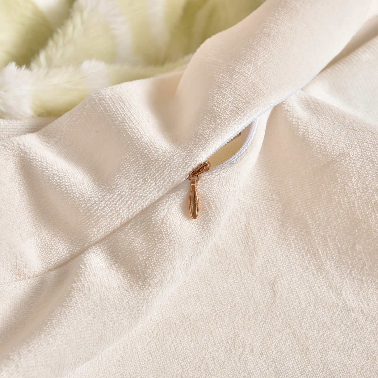 91家纺网 家纺一手货源 找家纺 吾诺家居 320克深雕兔毛绒四件套牛奶绒四件套兔毛四件套 兔毛包边四件套 优朵