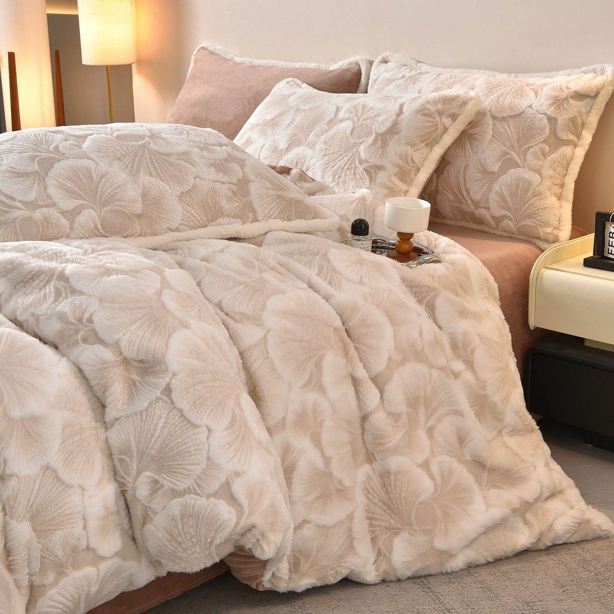 91家纺网 家纺一手货源 找家纺 吾诺家居 320克深雕兔毛绒四件套牛奶绒四件套兔毛四件套 兔毛包边四件套 杏叶棕