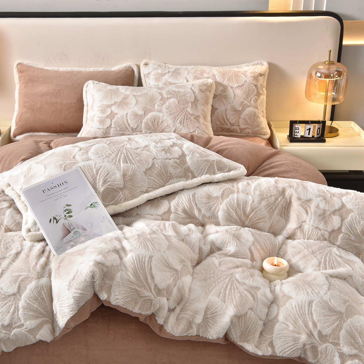 91家纺网 家纺一手货源 找家纺 吾诺家居 320克深雕兔毛绒四件套牛奶绒四件套兔毛四件套 兔毛包边四件套 杏叶棕