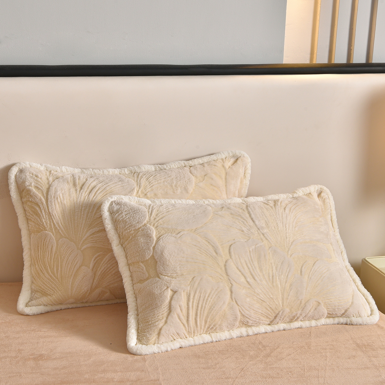 91家纺网 家纺一手货源 找家纺 吾诺家居 320克深雕兔毛绒四件套牛奶绒四件套兔毛四件套 兔毛包边四件套 杏叶黄