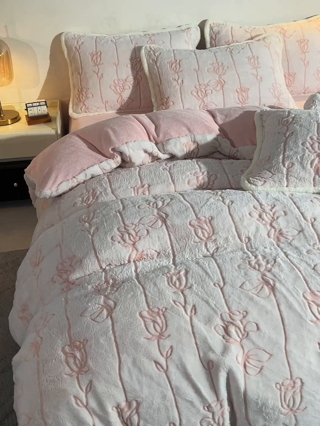 91家纺网 家纺一手货源 找家纺 吾诺家居 320克深雕兔毛绒四件套牛奶绒四件套兔毛四件套 兔毛包边四件套 粉色玫瑰