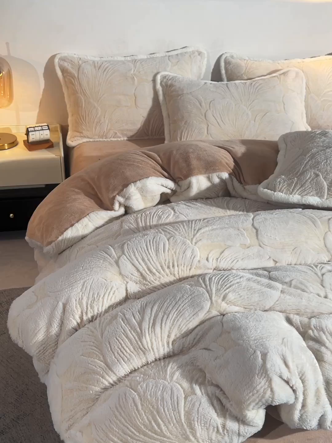 91家纺网 家纺一手货源 找家纺 吾诺家居 320克深雕兔毛绒四件套牛奶绒四件套兔毛四件套 兔毛包边四件套 杏叶黄