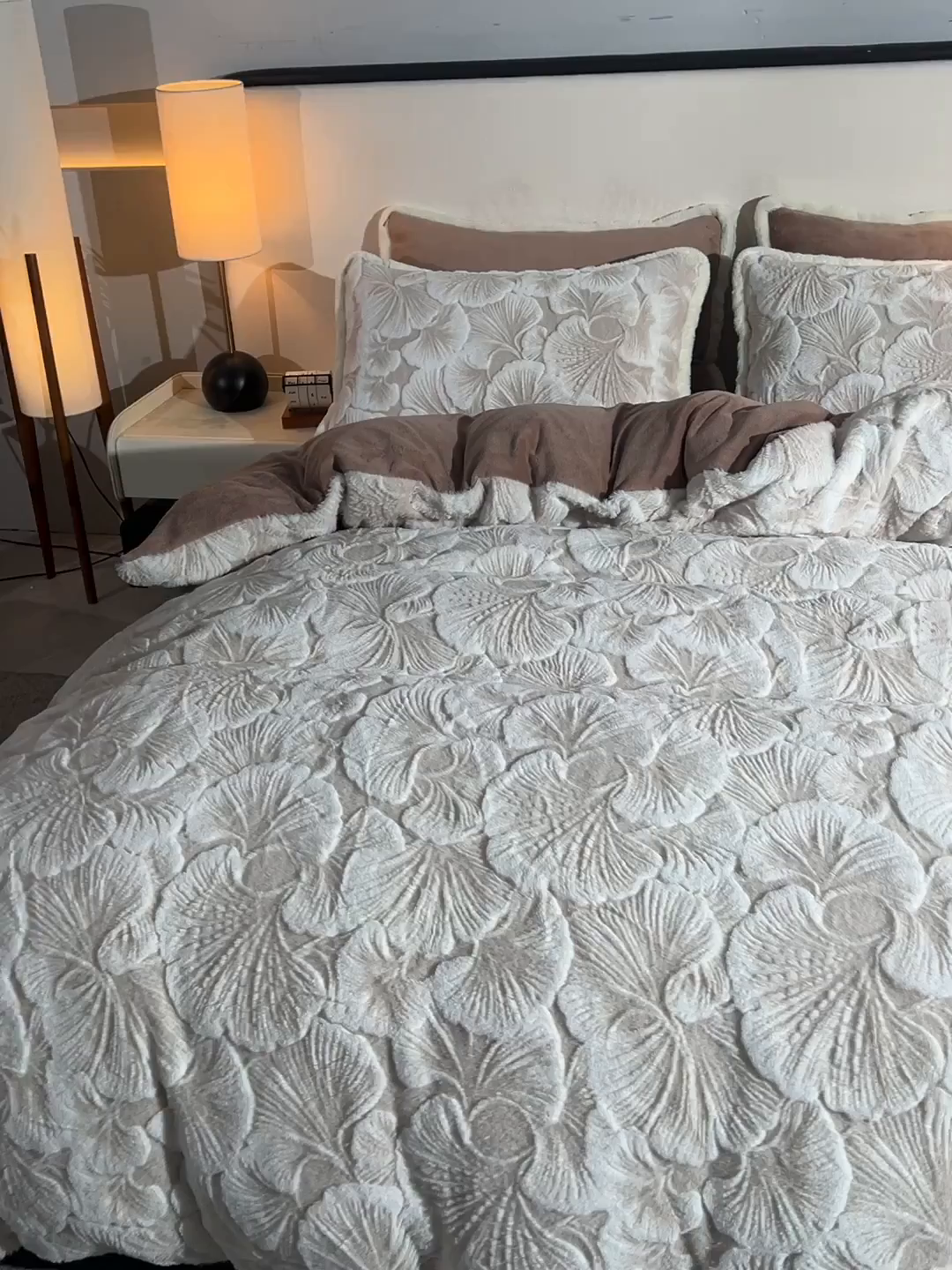 91家纺网 家纺一手货源 找家纺 吾诺家居 320克深雕兔毛绒四件套牛奶绒四件套兔毛四件套 兔毛包边四件套 杏叶棕