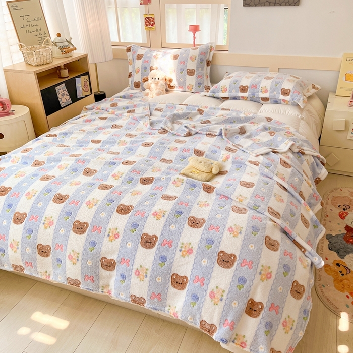 91家纺网 家纺一手货源 找家纺 川悦生活 2025新款高克重双面雪花绒印花毛毯三件套 毛毯小熊花园