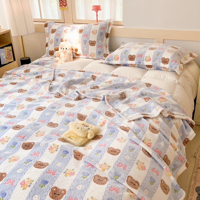 91家纺网 家纺一手货源 找家纺 川悦生活 2025新款高克重双面雪花绒印花毛毯三件套 毛毯小熊花园