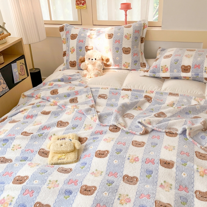 91家纺网 家纺一手货源 找家纺 川悦生活 2025新款高克重双面雪花绒印花毛毯三件套 毛毯小熊花园