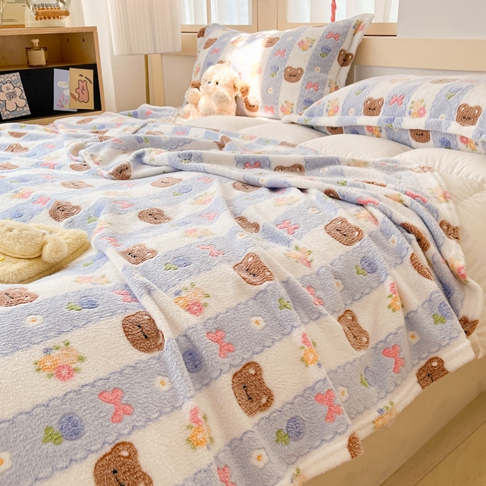 91家纺网 家纺一手货源 找家纺 川悦生活 2025新款高克重双面雪花绒印花毛毯三件套 毛毯小熊花园