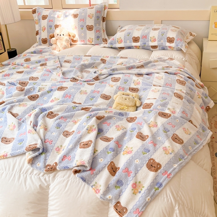 91家纺网 家纺一手货源 找家纺 川悦生活 2025新款高克重双面雪花绒印花毛毯三件套 毛毯小熊花园