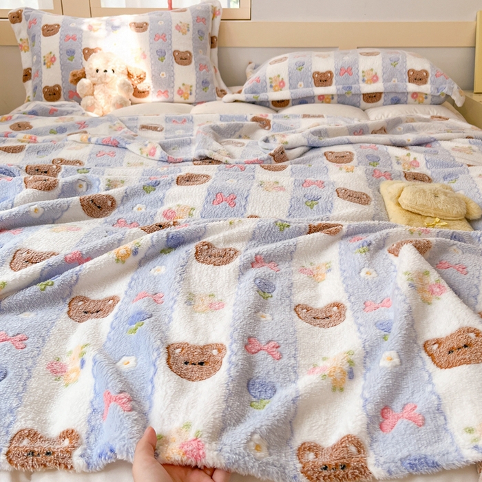 91家纺网 家纺一手货源 找家纺 川悦生活 2025新款高克重双面雪花绒印花毛毯三件套 毛毯小熊花园