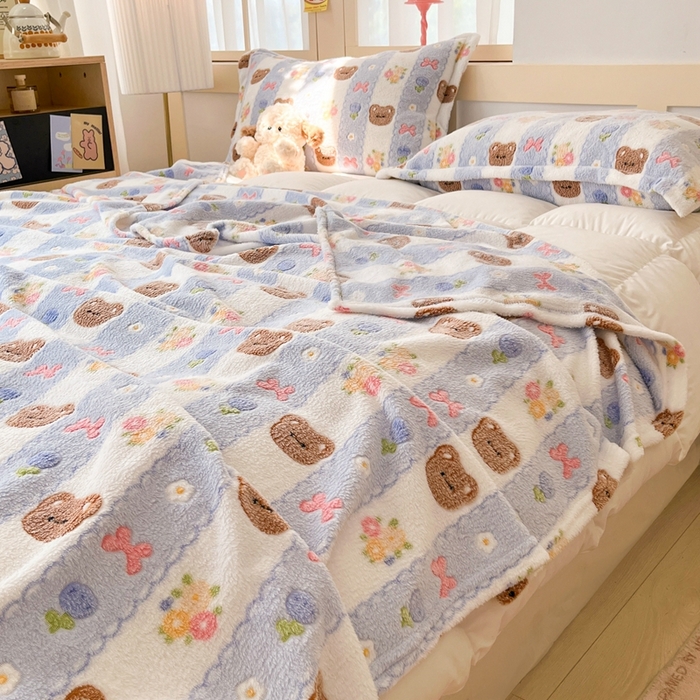 91家纺网 家纺一手货源 找家纺 川悦生活 2025新款高克重双面雪花绒印花毛毯三件套 毛毯小熊花园