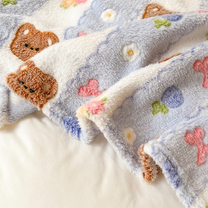 91家纺网 家纺一手货源 找家纺 川悦生活 2025新款高克重双面雪花绒印花毛毯三件套 毛毯小熊花园