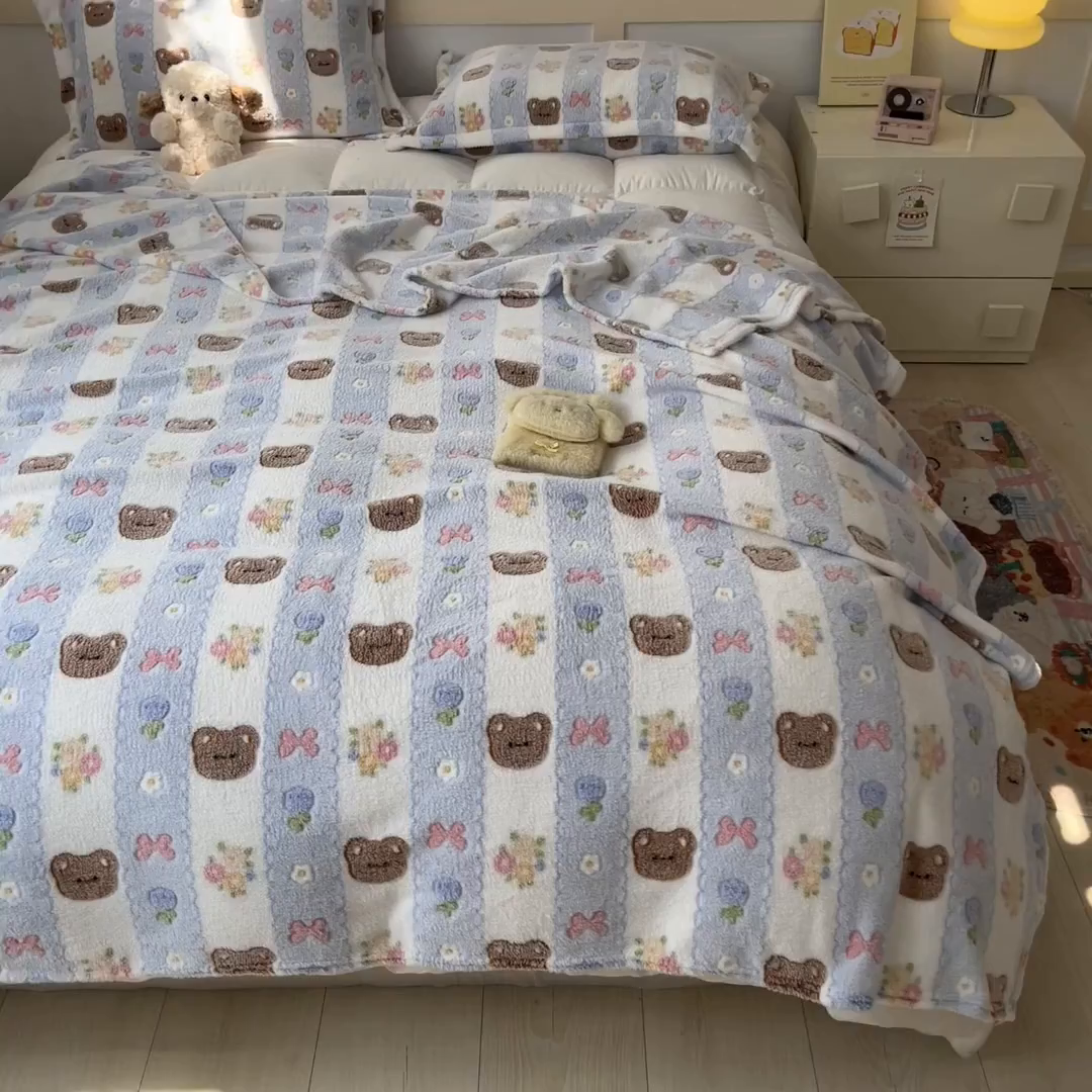 91家纺网 家纺一手货源 找家纺 川悦生活 2025新款高克重双面雪花绒印花毛毯三件套 毛毯小熊花园