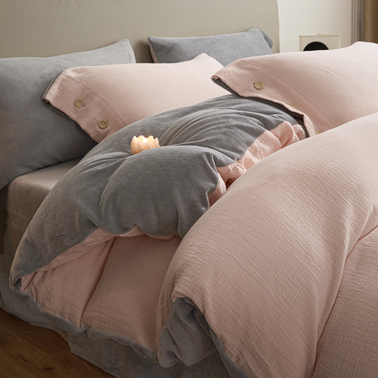 91家纺网 家纺一手货源 找家纺 吾诺家居 吾诺 棉加绒系列 全棉泡泡双层纱加牛奶绒四件套 棉拼绒四件套 棉加绒四件套全棉A类 樱花粉-浅灰