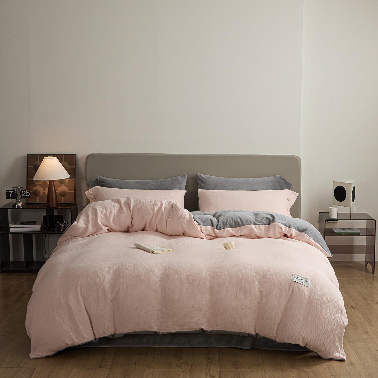 91家纺网 家纺一手货源 找家纺 吾诺家居 吾诺 棉加绒系列 全棉泡泡双层纱加牛奶绒四件套 棉拼绒四件套 棉加绒四件套全棉A类 樱花粉-浅灰