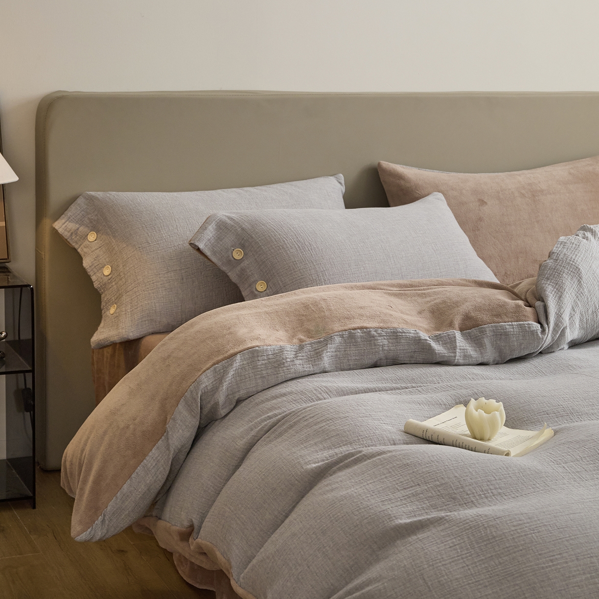 91家纺网 家纺一手货源 找家纺 吾诺家居 吾诺 棉加绒系列 全棉泡泡双层纱加牛奶绒四件套 棉拼绒四件套 棉加绒四件套全棉A类 泡沫灰-橡木棕