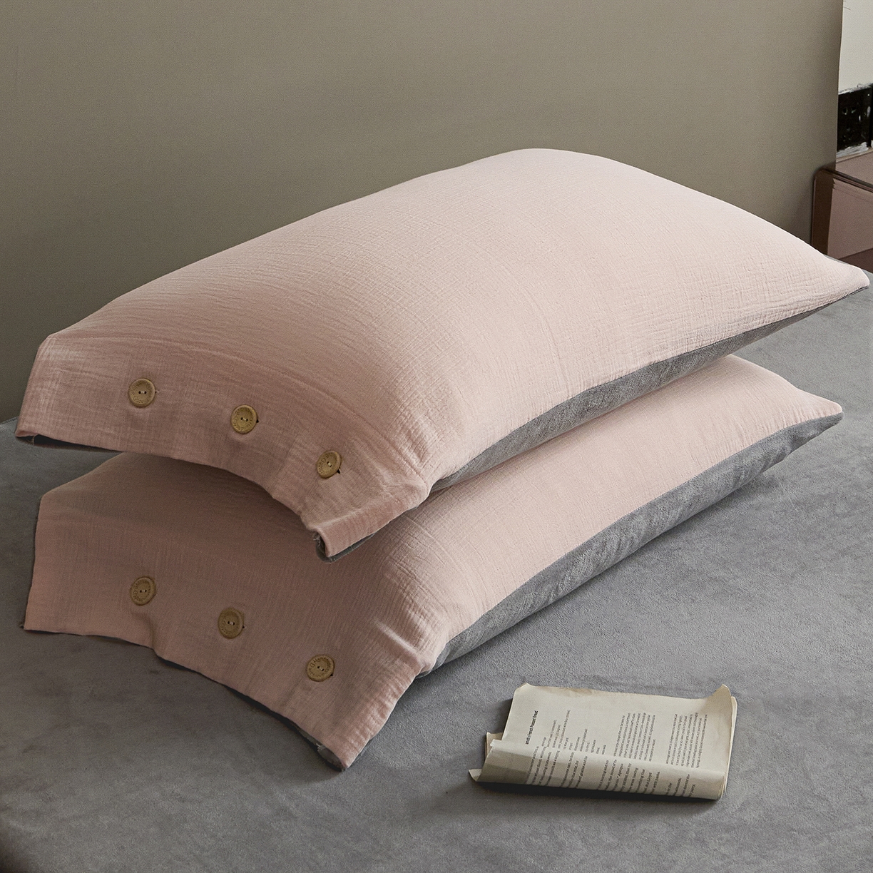 91家纺网 家纺一手货源 找家纺 吾诺家居 吾诺 棉加绒系列 全棉泡泡双层纱加牛奶绒四件套 棉拼绒四件套 棉加绒四件套全棉A类 樱花粉-浅灰