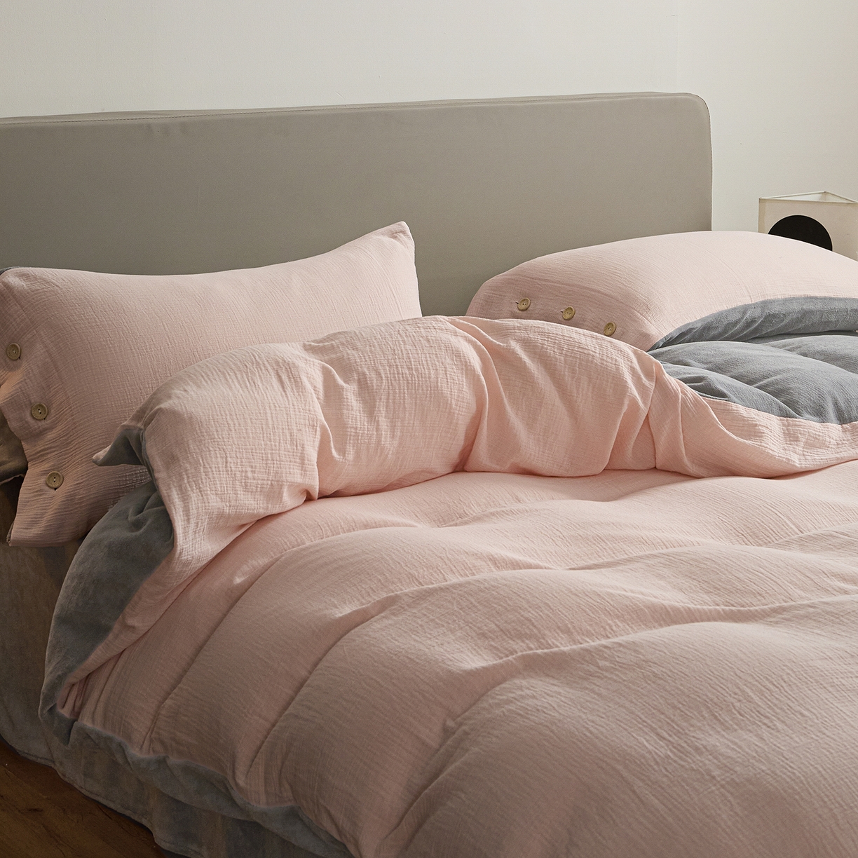 91家纺网 家纺一手货源 找家纺 吾诺家居 吾诺 棉加绒系列 全棉泡泡双层纱加牛奶绒四件套 棉拼绒四件套 棉加绒四件套全棉A类 樱花粉-浅灰