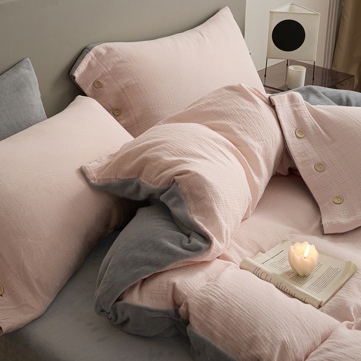 91家纺网 家纺一手货源 找家纺 吾诺家居 吾诺 棉加绒系列 全棉泡泡双层纱加牛奶绒四件套 棉拼绒四件套 棉加绒四件套全棉A类 樱花粉-浅灰