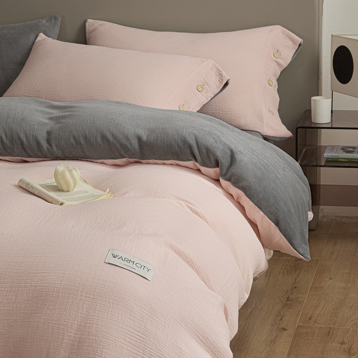 91家纺网 家纺一手货源 找家纺 吾诺家居 吾诺 棉加绒系列 全棉泡泡双层纱加牛奶绒四件套 棉拼绒四件套 棉加绒四件套全棉A类 樱花粉-浅灰