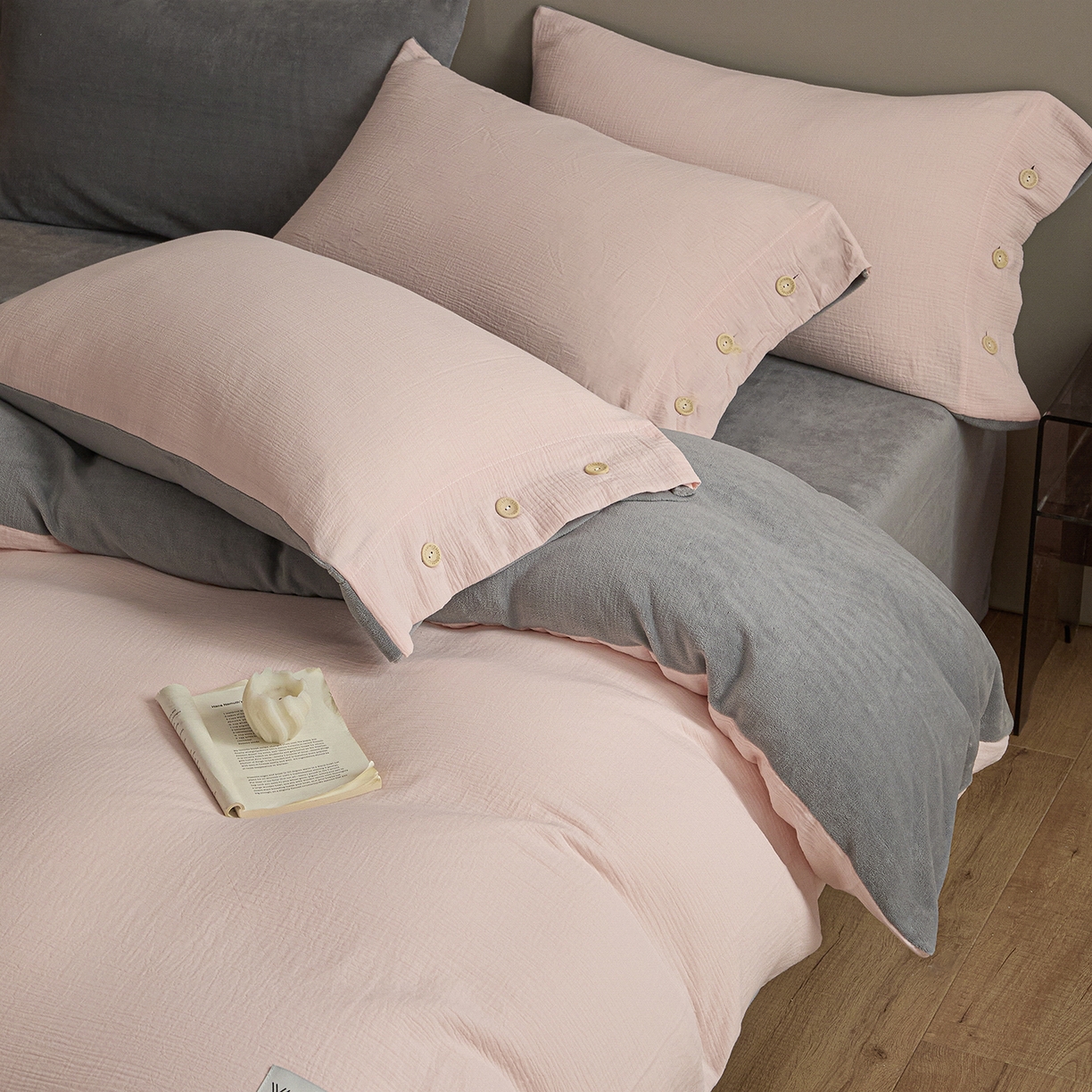 91家纺网 家纺一手货源 找家纺 吾诺家居 吾诺 棉加绒系列 全棉泡泡双层纱加牛奶绒四件套 棉拼绒四件套 棉加绒四件套全棉A类 樱花粉-浅灰