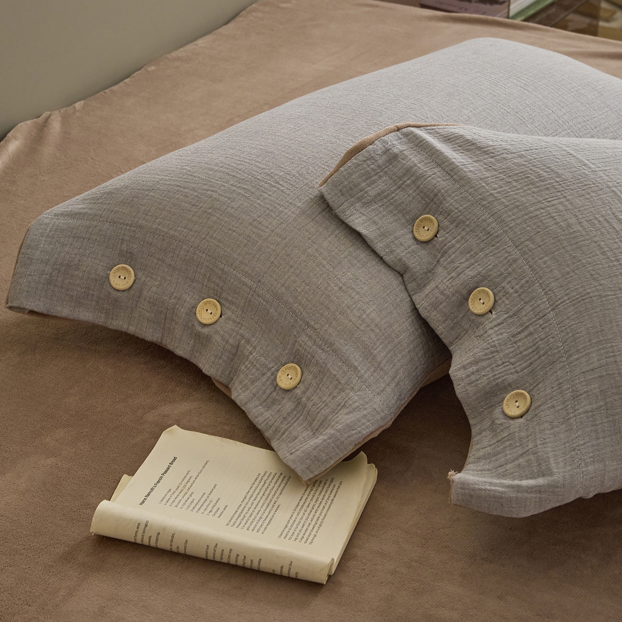 91家纺网 家纺一手货源 找家纺 吾诺家居 吾诺 棉加绒系列 全棉泡泡双层纱加牛奶绒四件套 棉拼绒四件套 棉加绒四件套全棉A类 泡沫灰-橡木棕