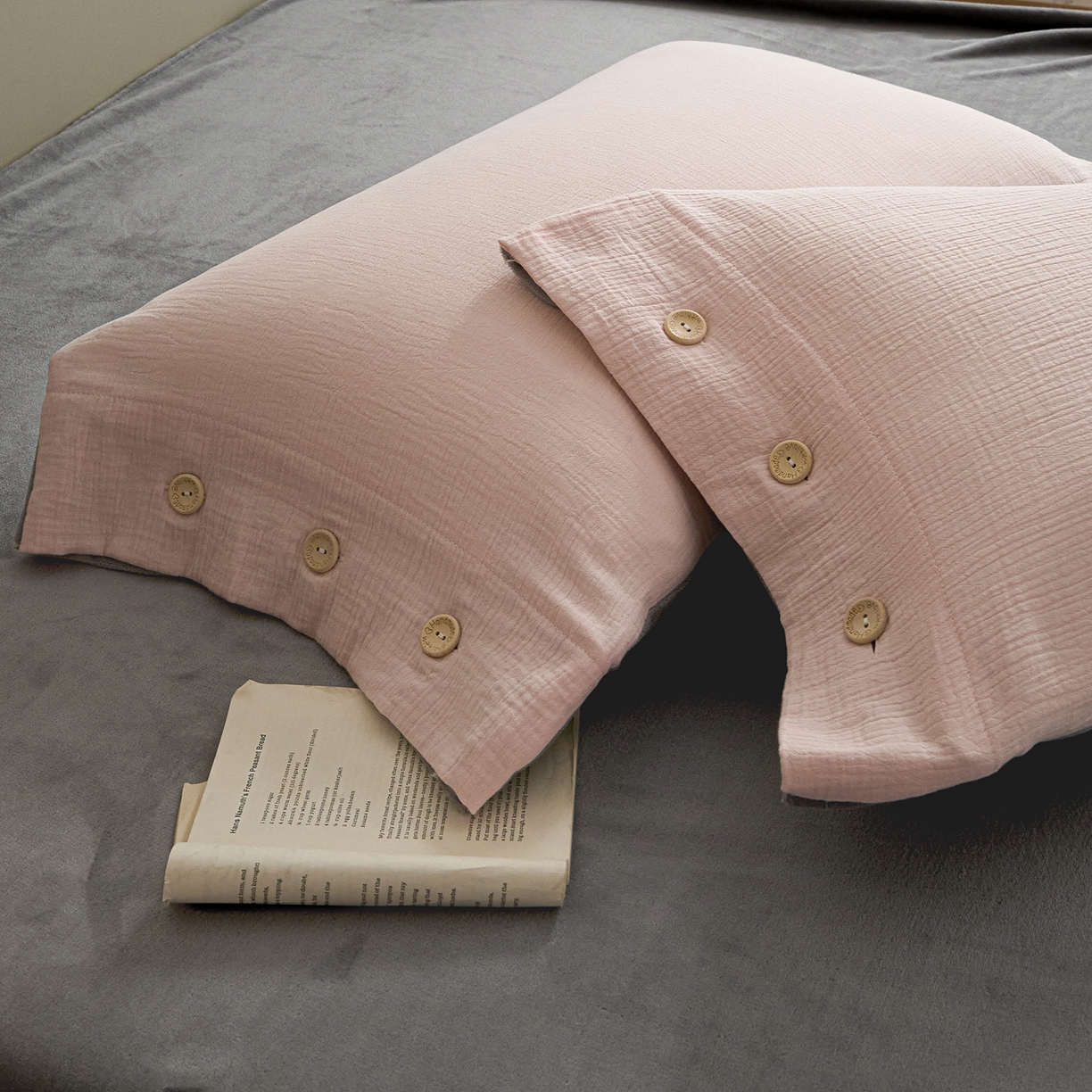 91家纺网 家纺一手货源 找家纺 吾诺家居 吾诺 棉加绒系列 全棉泡泡双层纱加牛奶绒四件套 棉拼绒四件套 棉加绒四件套全棉A类 樱花粉-浅灰