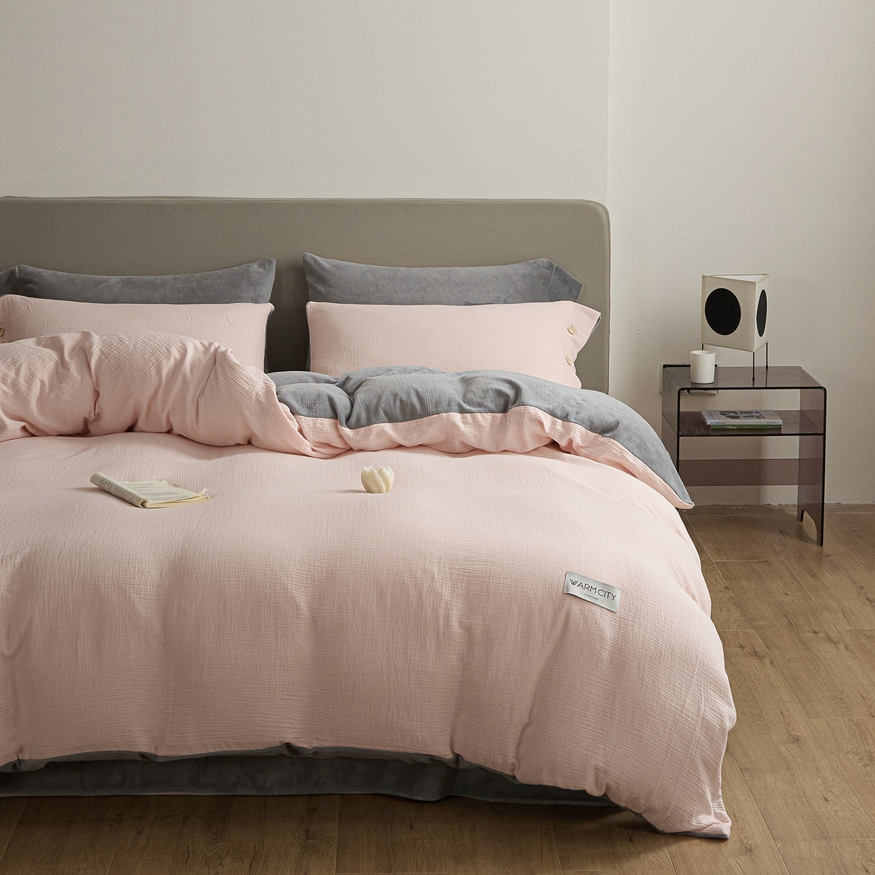 91家纺网 家纺一手货源 找家纺 吾诺家居 吾诺 棉加绒系列 全棉泡泡双层纱加牛奶绒四件套 棉拼绒四件套 棉加绒四件套全棉A类 樱花粉-浅灰