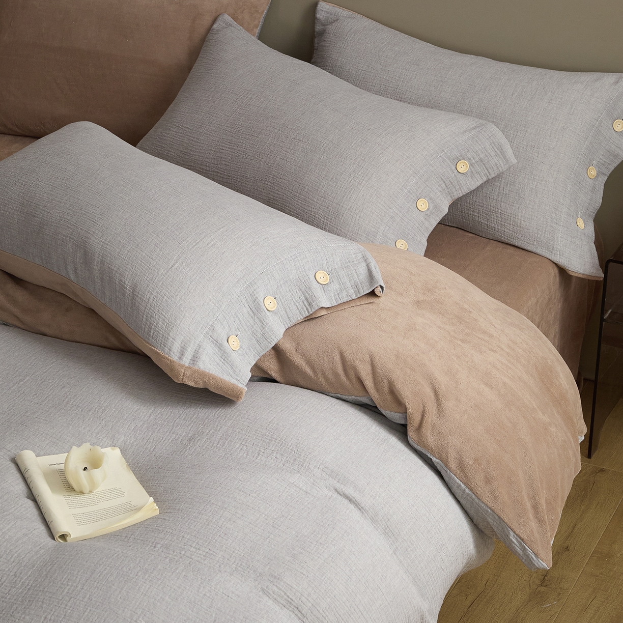 91家纺网 家纺一手货源 找家纺 吾诺家居 吾诺 棉加绒系列 全棉泡泡双层纱加牛奶绒四件套 棉拼绒四件套 棉加绒四件套全棉A类 泡沫灰-橡木棕