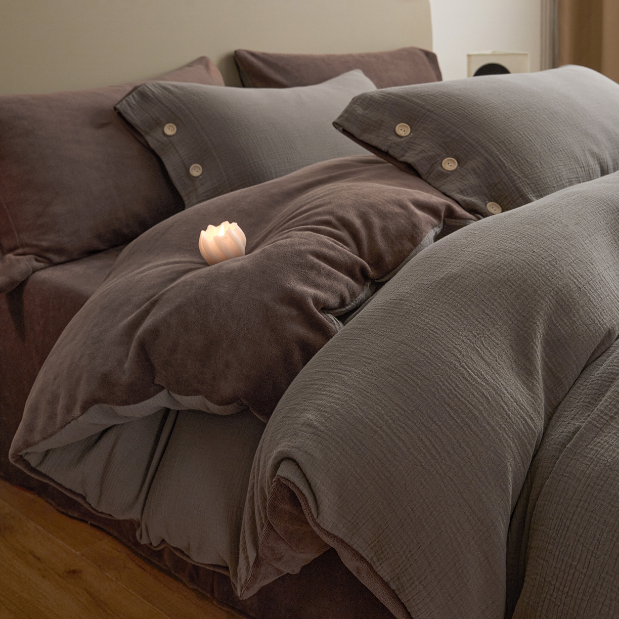 91家纺网 家纺一手货源 找家纺 吾诺家居 吾诺 棉加绒系列 全棉泡泡双层纱加牛奶绒四件套 棉拼绒四件套 棉加绒四件套全棉A类 深卡其-可可棕