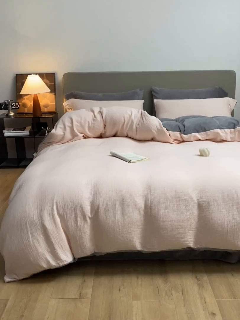 91家纺网 家纺一手货源 找家纺 吾诺家居 吾诺 棉加绒系列 全棉泡泡双层纱加牛奶绒四件套 棉拼绒四件套 棉加绒四件套全棉A类 樱花粉-浅灰