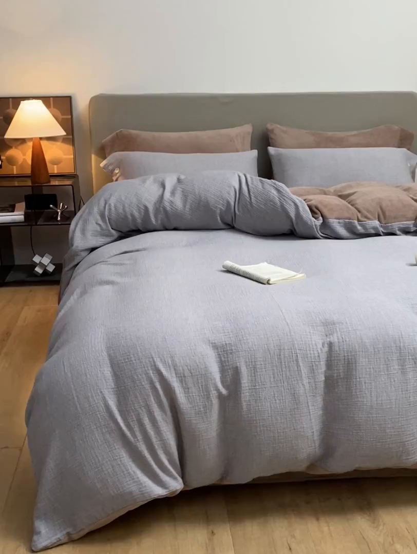 91家纺网 家纺一手货源 找家纺 吾诺家居 吾诺 棉加绒系列 全棉泡泡双层纱加牛奶绒四件套 棉拼绒四件套 棉加绒四件套全棉A类 泡沫灰-橡木棕