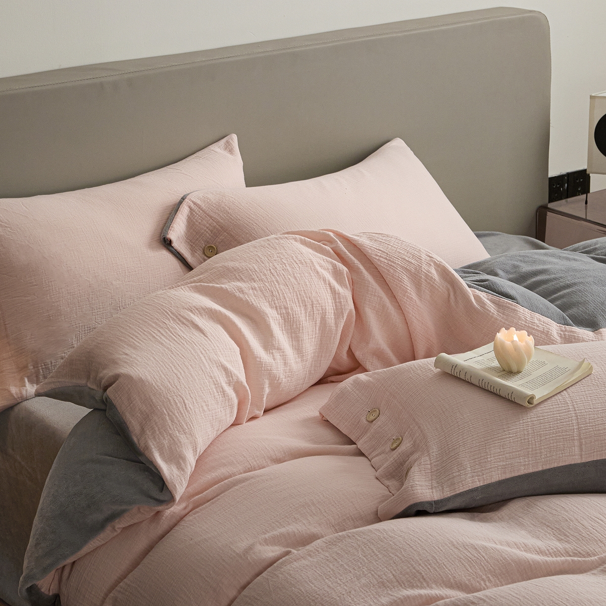 91家纺网 家纺一手货源 找家纺 吾诺家居 吾诺 棉加绒系列 全棉泡泡双层纱加牛奶绒四件套 棉拼绒四件套 棉加绒四件套全棉A类 樱花粉-浅灰