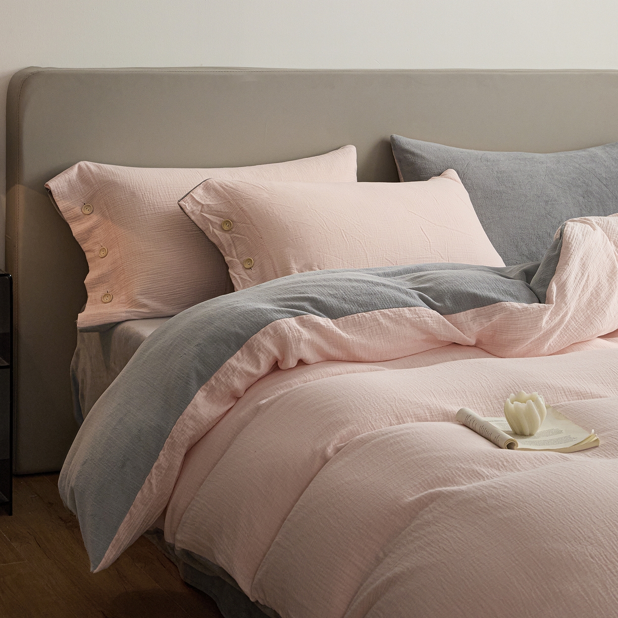 91家纺网 家纺一手货源 找家纺 吾诺家居 吾诺 棉加绒系列 全棉泡泡双层纱加牛奶绒四件套 棉拼绒四件套 棉加绒四件套全棉A类 樱花粉-浅灰