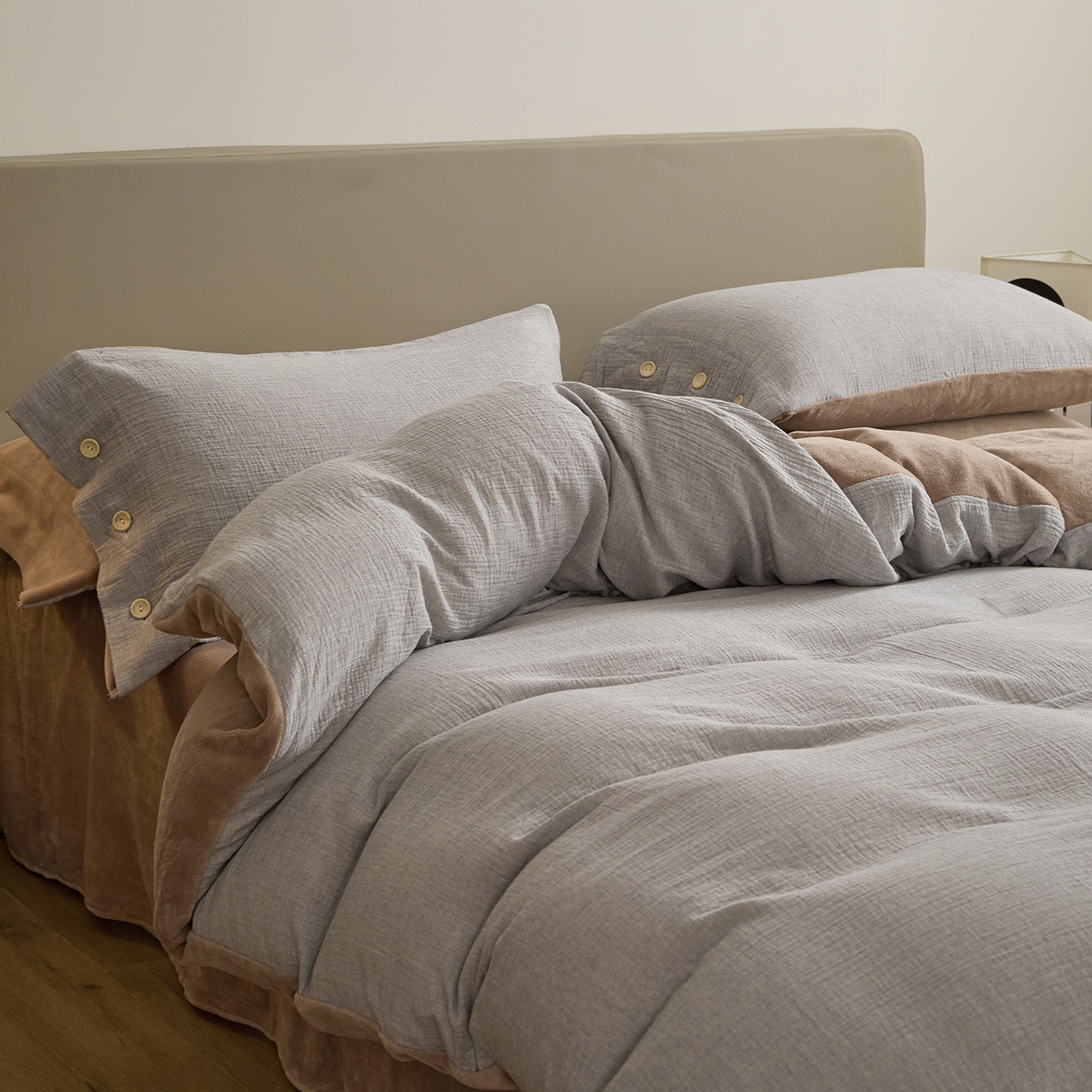 91家纺网 家纺一手货源 找家纺 吾诺家居 吾诺 棉加绒系列 全棉泡泡双层纱加牛奶绒四件套 棉拼绒四件套 棉加绒四件套全棉A类 泡沫灰-橡木棕