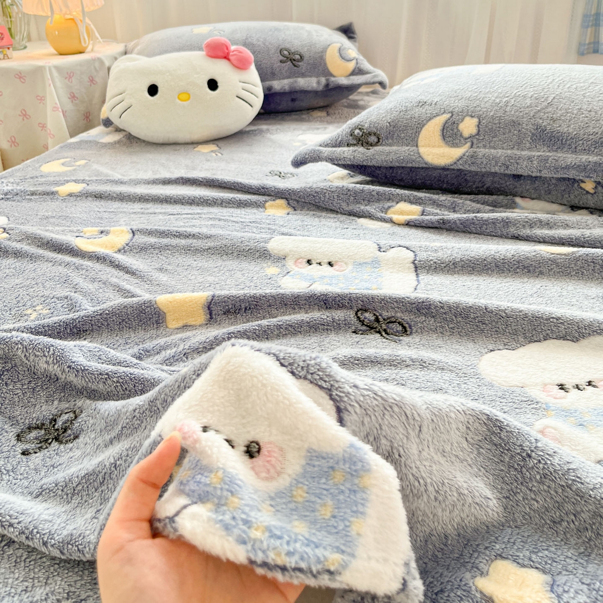 91家纺网 家纺一手货源 找家纺 川悦生活 2025新款高克重双面雪花绒印花毛毯三件套 毛毯星月小狗-灰
