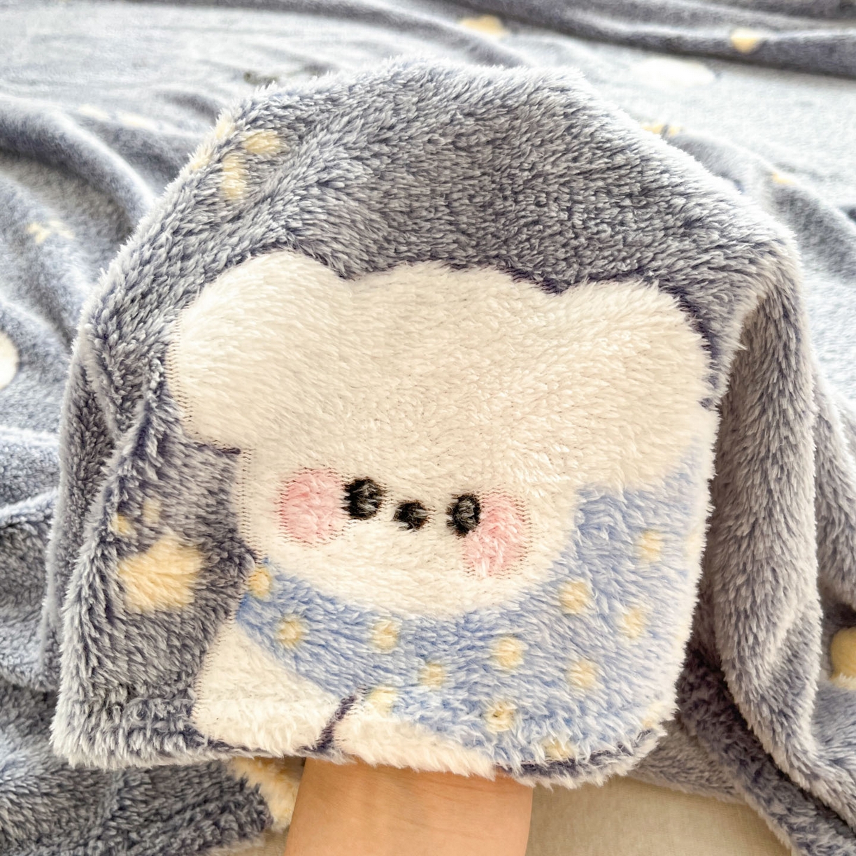 91家纺网 家纺一手货源 找家纺 川悦生活 2025新款高克重双面雪花绒印花毛毯三件套 毛毯星月小狗-灰