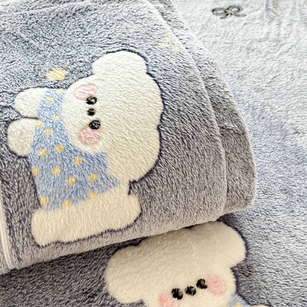 91家纺网 家纺一手货源 找家纺 川悦生活 2025新款高克重双面雪花绒印花毛毯三件套 毛毯星月小狗-灰